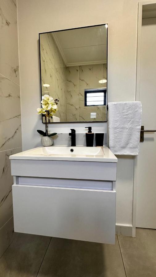 Apartamento Stylish Executive With Power Backup *